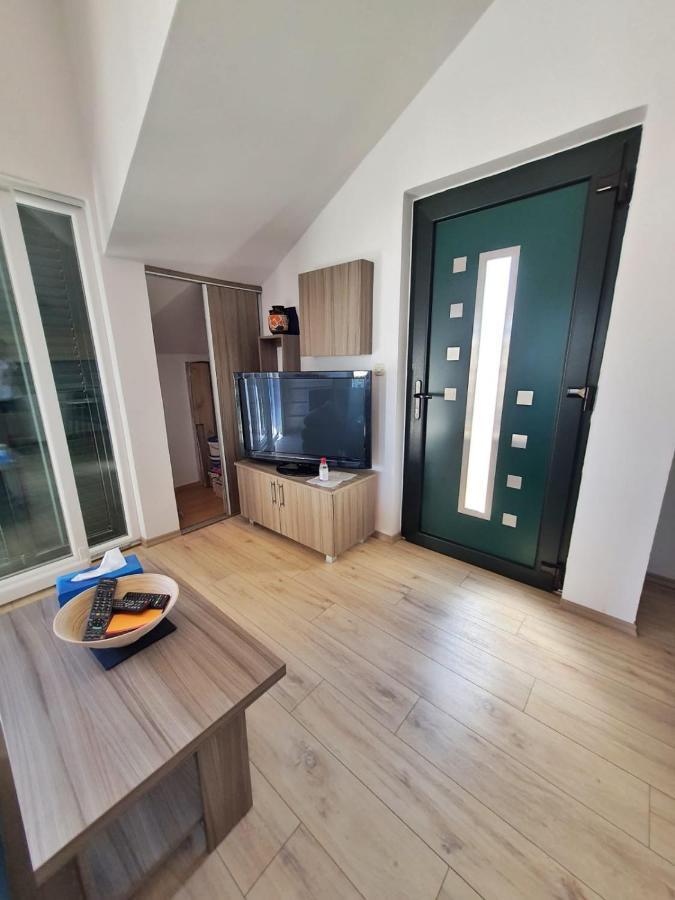 Apartmani Latin イェゼラ エクステリア 写真