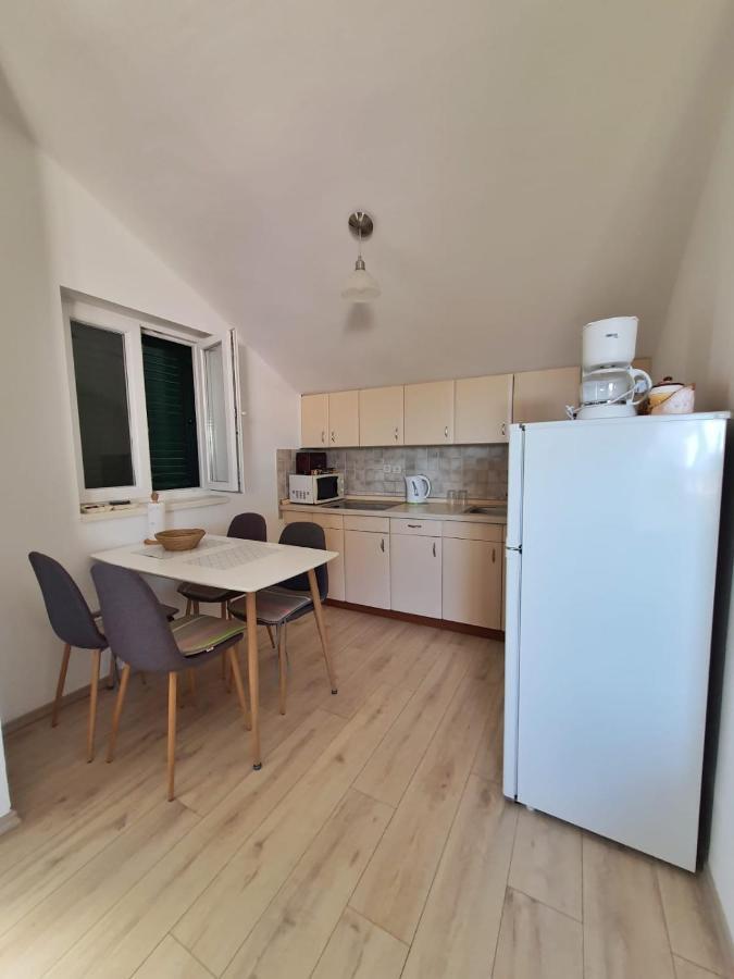 Apartmani Latin イェゼラ エクステリア 写真